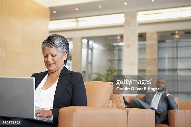 businesswoman using laptop - oliver eltinger stock-fotos und bilder
