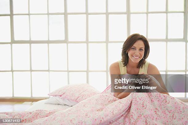 woman in bed - oliver eltinger stock-fotos und bilder