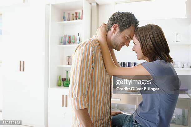 couple in kitchen - oliver eltinger stock-fotos und bilder