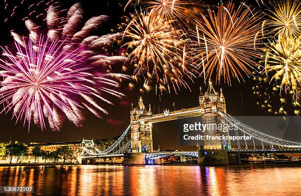 novo ano sobre o tower bridge - firework display imagens e fotografias de stock