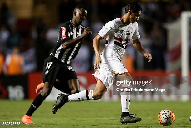 Paulo Henrique Ganso of Sao Paulo fights for the ball Hyuri of Atletico MG during quarterfinal first leg match of Copa Bridgestone Libertadores...