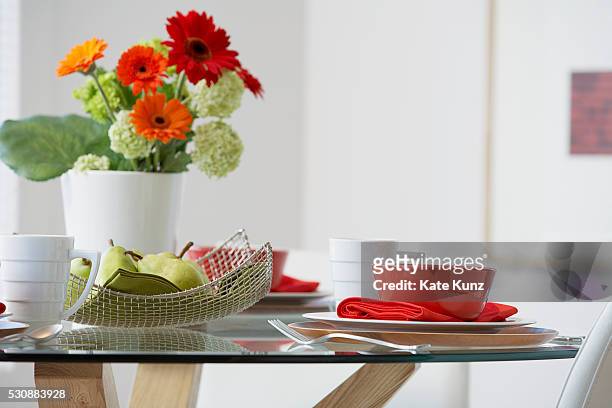 dinner table - gerbera daisy ストックフォトと画像