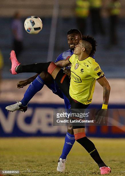 Gabriel Achilier of Emelec and Jonathan Alvez of Barcelona fight for the ball during a match between Emelec and Barcelona SC as part of Campeonato...
