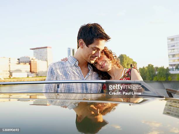 portrait of young couple embracing - linse photos et images de collection