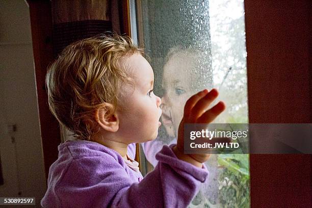 uk, london, young girl (2-3) watching the rain - baby shower - fotografias e filmes do acervo