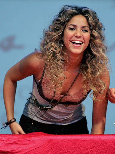 Colombian singer Shakira greets fans while promoting her new album 'Fijacion Oral' in Mexico City, 16 June 2005. AFP PHOTO/Juan BARRETO