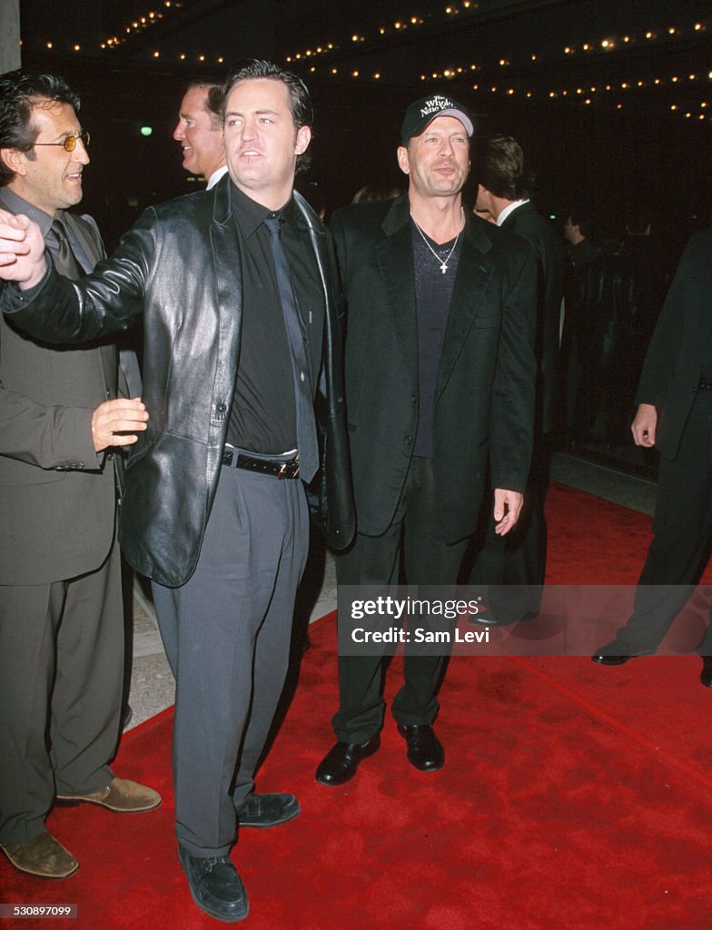Matthew Perry and Bruce Willis during The Whole Nine Yards Los... News  Photo - Getty Images