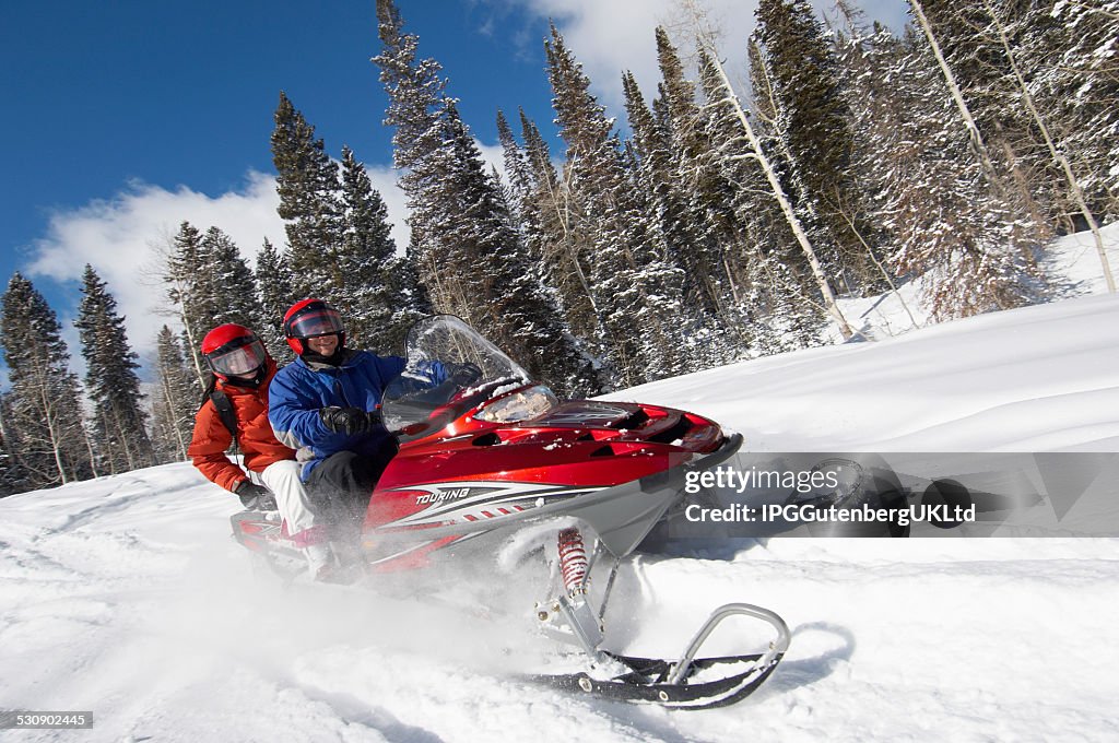 Pareja sentada en Snowmobile