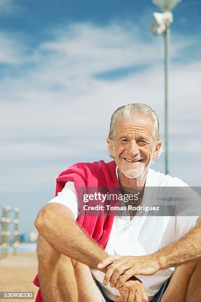 man with towel on shoulder - men's water polo stockfoto's en -beelden