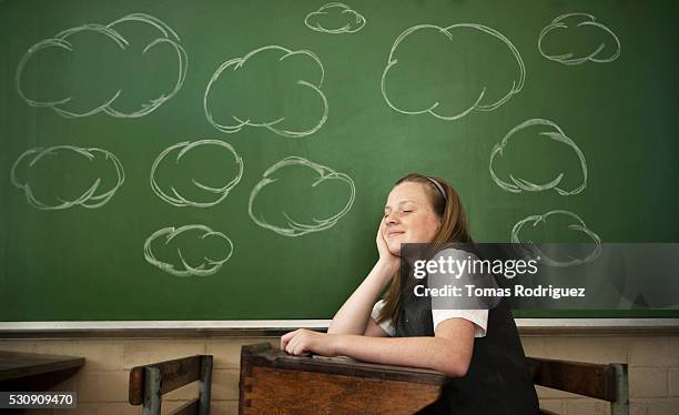 student daydreaming - estar-en-las-nubes fotografías e imágenes de stock
