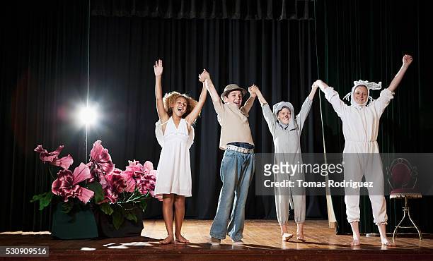 actors bowing at curtain call - skolpjäs bildbanksfoton och bilder