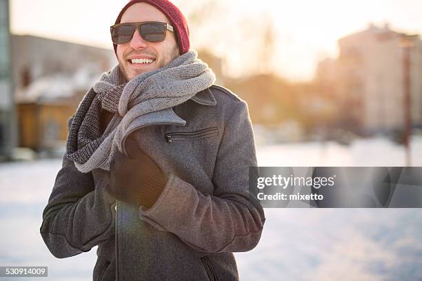 urban uomo - cappotto invernale foto e immagini stock