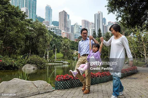 family day at the park, hong kong park, china, asia - hong kong family stockfoto's en -beelden