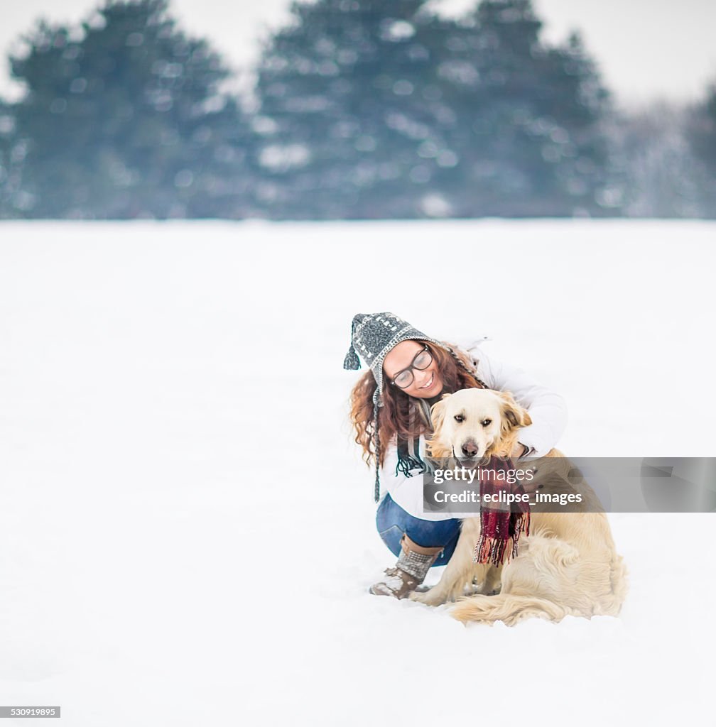 Junge Frau mit Ihrem Hund