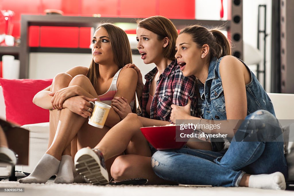 Medo de mulheres jovens assistindo Filme de terror em casa.