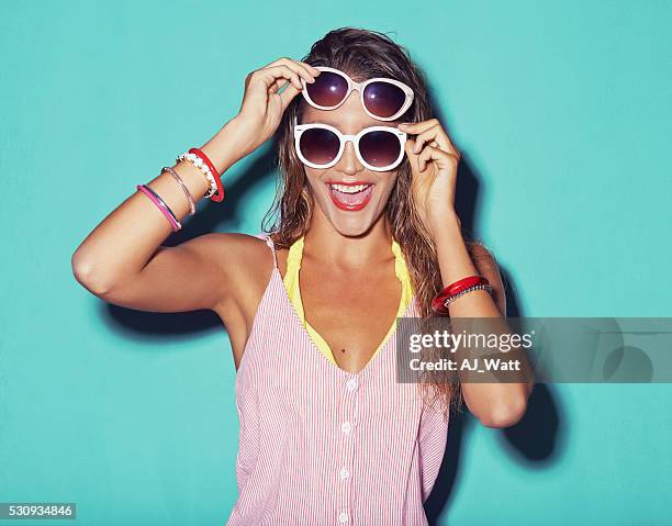 es gibt keine allzu viele paar sonnenbrillen - frau mit sonnenbrille stock-fotos und bilder