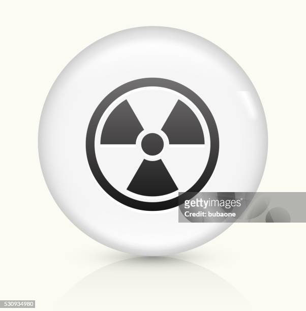 illustrazioni stock, clip art, cartoni animati e icone di tendenza di nucleare simbolo icona su pulsante vettoriale bianco rotondo - test nucleare