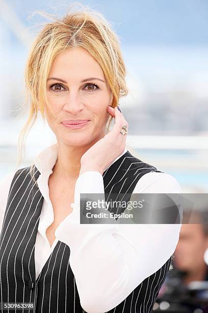 Julia Roberts attends the "Money Monster" photocall during the 69th annual Cannes Film Festival at Palais des Festivals on May 12, 2016 in Cannes,...