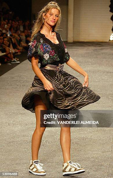 Brazilian top model Gisele Bundchen presents an outfit by Colcci during the Spring-Summer 2005 collection of the Rio Fashion Week, 17 de June 2005 at...
