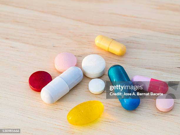 medicines in capsules and tablets on a table illuminated by the daylight - generiek geneesmiddel stockfoto's en -beelden