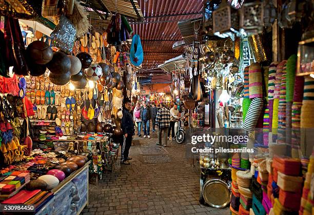 feira árabe ao ar livre sensação de marraquexe, marrocos - marrakech imagens e fotografias de stock