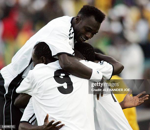 Johannesburg, SOUTH AFRICA: Ghana's team celabrates after scoring against South Africa in their World Cup 2006 qualifier football match in...