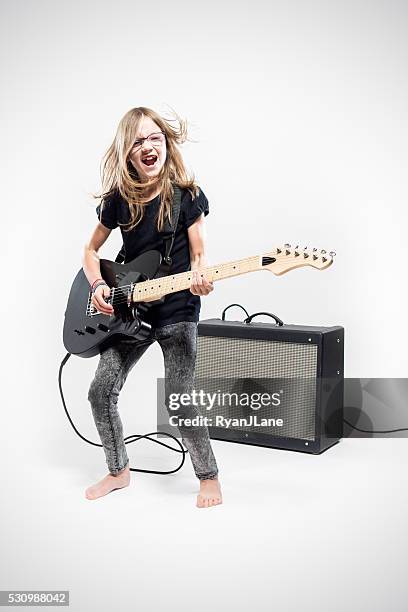 mädchen spielt e-gitarre - guitar amp stock-fotos und bilder