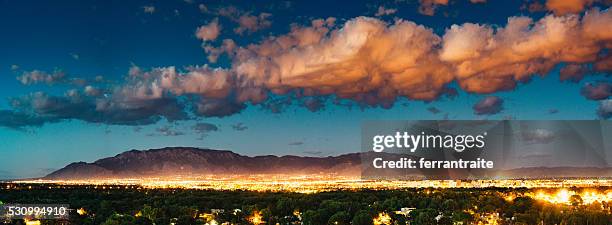 panorama del horizonte de la ciudad de albuquerque y sandia peak - new mexico fotografías e imágenes de stock