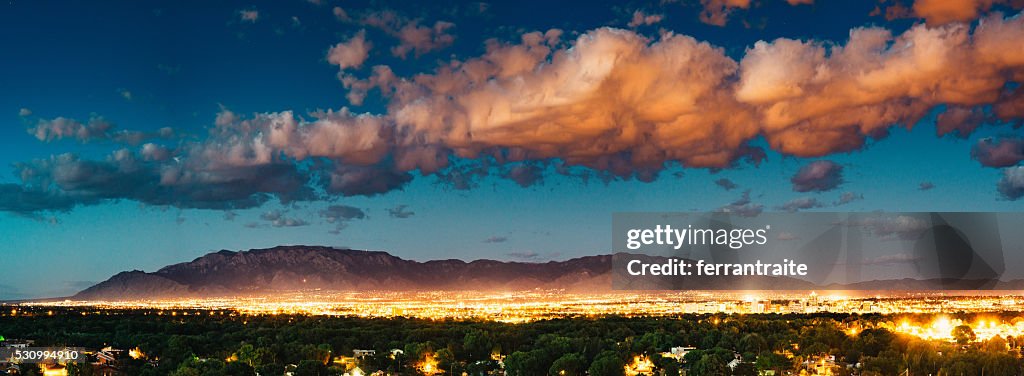 Panorama de Albuquerque da cidade e a Sandia Peak