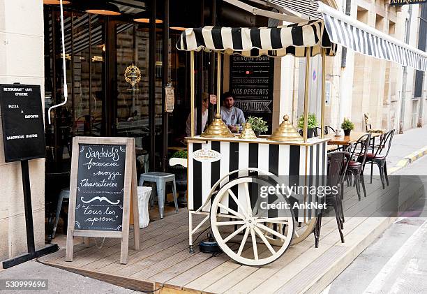 italienisches café in dijon, frankreich - bollerwagen mann stock-fotos und bilder