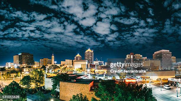 panoramablick auf die skyline von albuquerque bei nacht - albuquerque stock-fotos und bilder