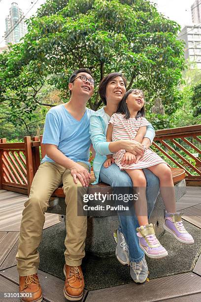 family day at the aviary, hong kong park, china, asia - hong kong family stockfoto's en -beelden