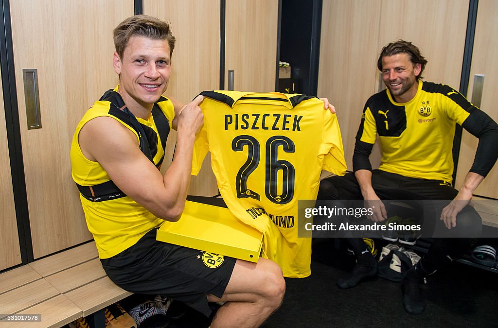 Borussia Dortmund Players Receive New Home Jersey