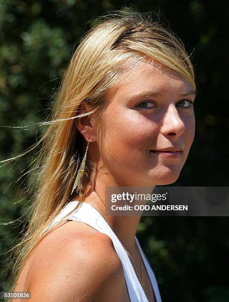 London, UNITED KINGDOM: Wimbledon 2004 champion, Russian Maria Sharapova leaves after a press conference in London 19 June, 2005 on the eve of the...