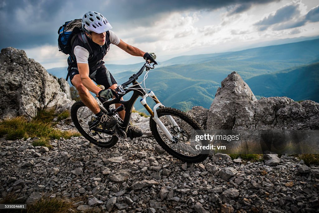 Biker Reiten auf einem Berg Trail
