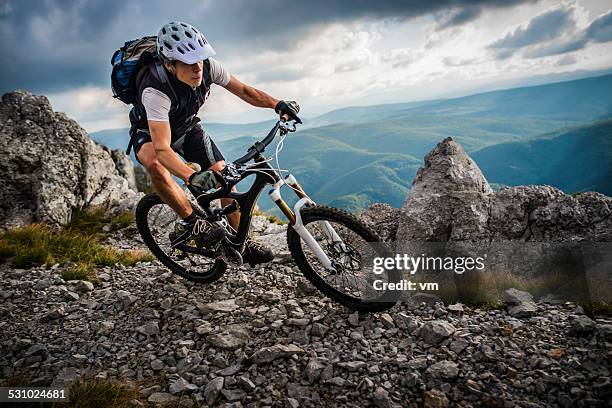 biker reiten auf einem berg trail - schotterstrecke stock-fotos und bilder