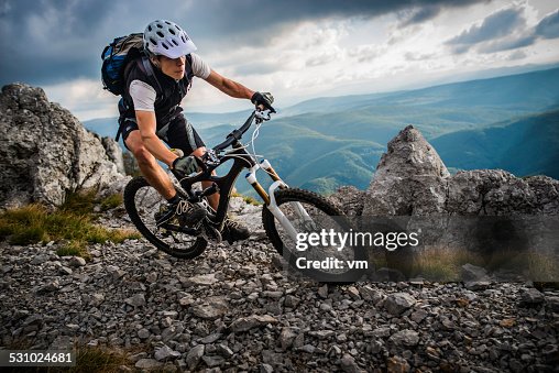 Motociclista En Una Pista De Ciclismo De Montaña Foto de stock