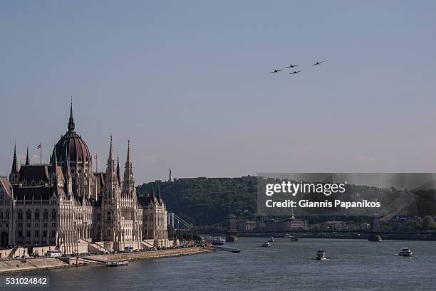 aircrafts over hungarian parliament - hungarian parliament building stock pictures, royalty-free photos & images