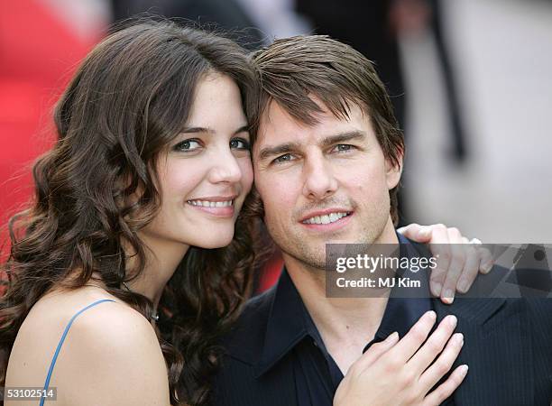 Actors Katie Holmes and fiance Tom Cruise arrive at the UK premiere of "War Of The Worlds" at the Odeon Leicester Square June 19, 2005 in London,...