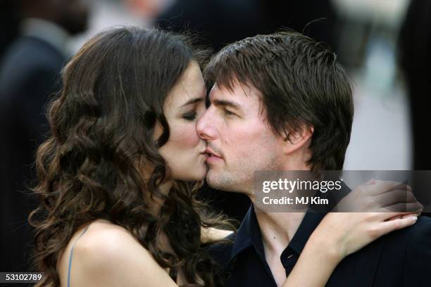 Actors Katie Holmes and fiance Tom Cruise kiss as they arrive at the UK premiere of "War Of The Worlds" at the Odeon Leicester Square June 19, 2005...