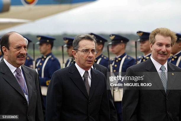 El presidente de Colombia, Alvaro Uribe es recibido por tropa de protocolo a su llegada al aeropuerto Silvio Petirossi de Asuncion el 19 de junio de...