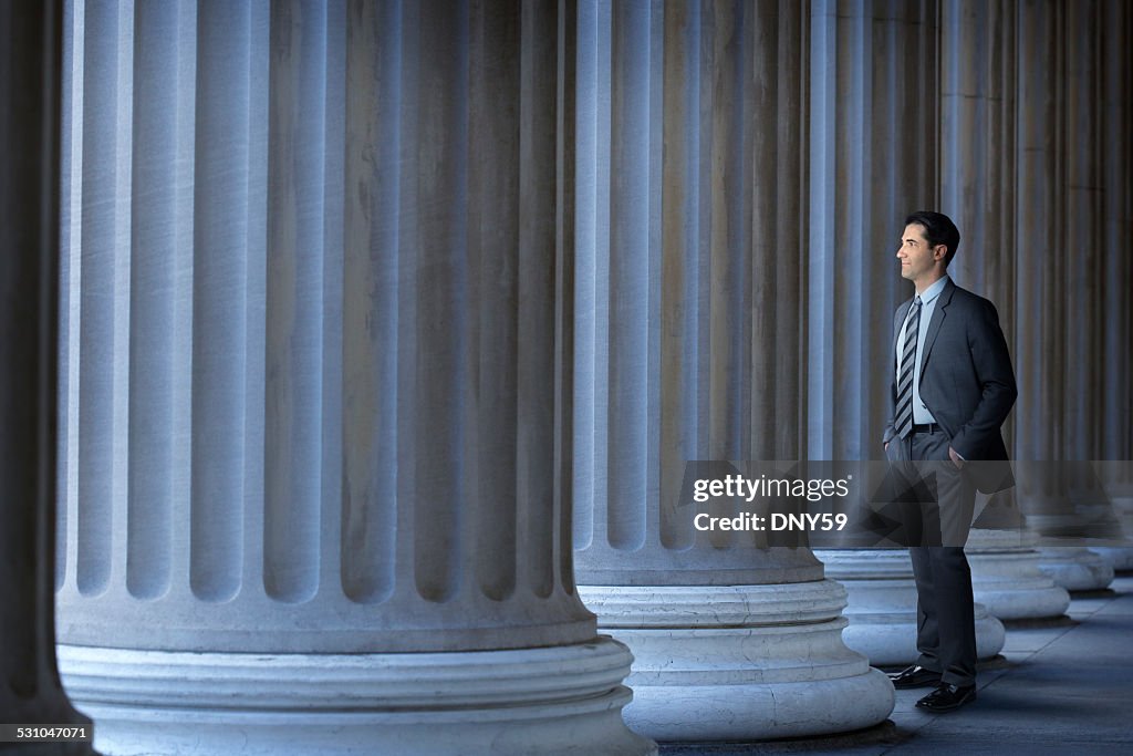 Abogado o banquero encuentra junto al gran columnas