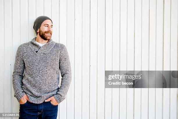 bearded man laughing - man sweater stockfoto's en -beelden