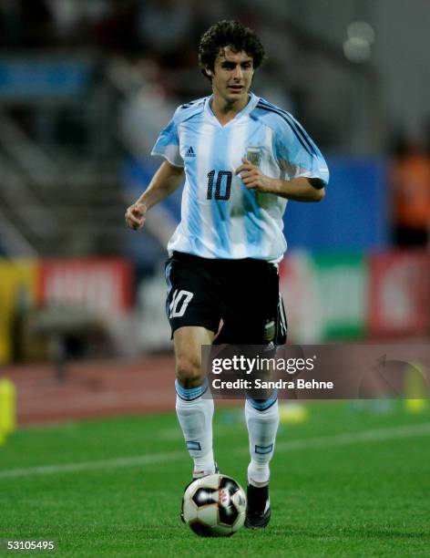 Pablo Aimar of Argentina runs with a ball during the FIFA Confederations Cup 2005 match between Argentina and Australia on June 18, 2005 in...