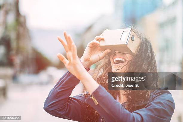 fun with cardboard virtual reality simulatop - virtualitytrend stockfoto's en -beelden
