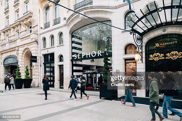 compras en campos elíseos -paris - barrio de los campos elíseos fotografías e imágenes de stock