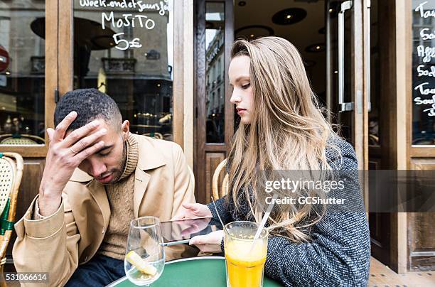 freunde haben ein argument mit digitaltablett - paris fury stock-fotos und bilder