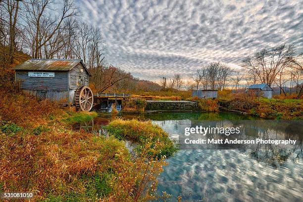 hydes mill in fall colors - country western outside stock-fotos und bilder