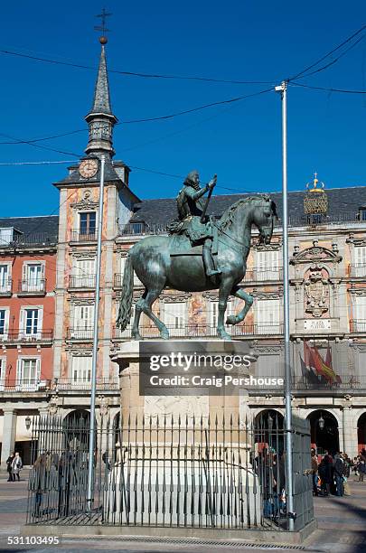 statue of king philip iii in plaza mayor - casa de la panaderia stock pictures, royalty-free photos & images