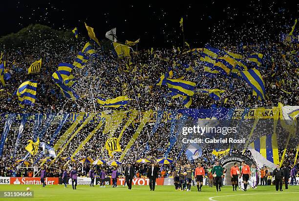 Fans of Rosario Central cheer for their team prior to a first leg match between Rosario Central and Atletico Nacional as part of quarter finals of...